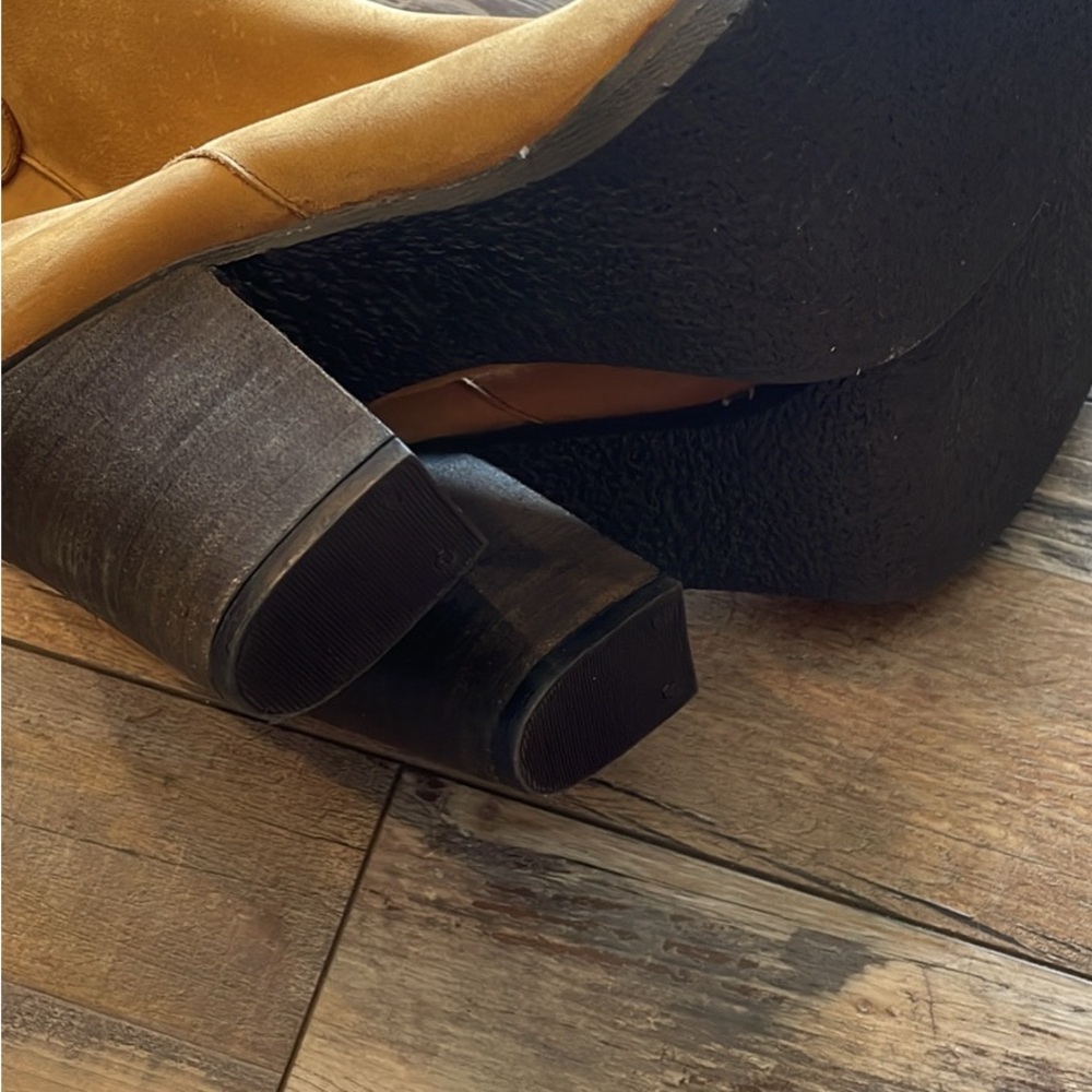 Elegant Tan Heeled Boots - Picture 4 of 4